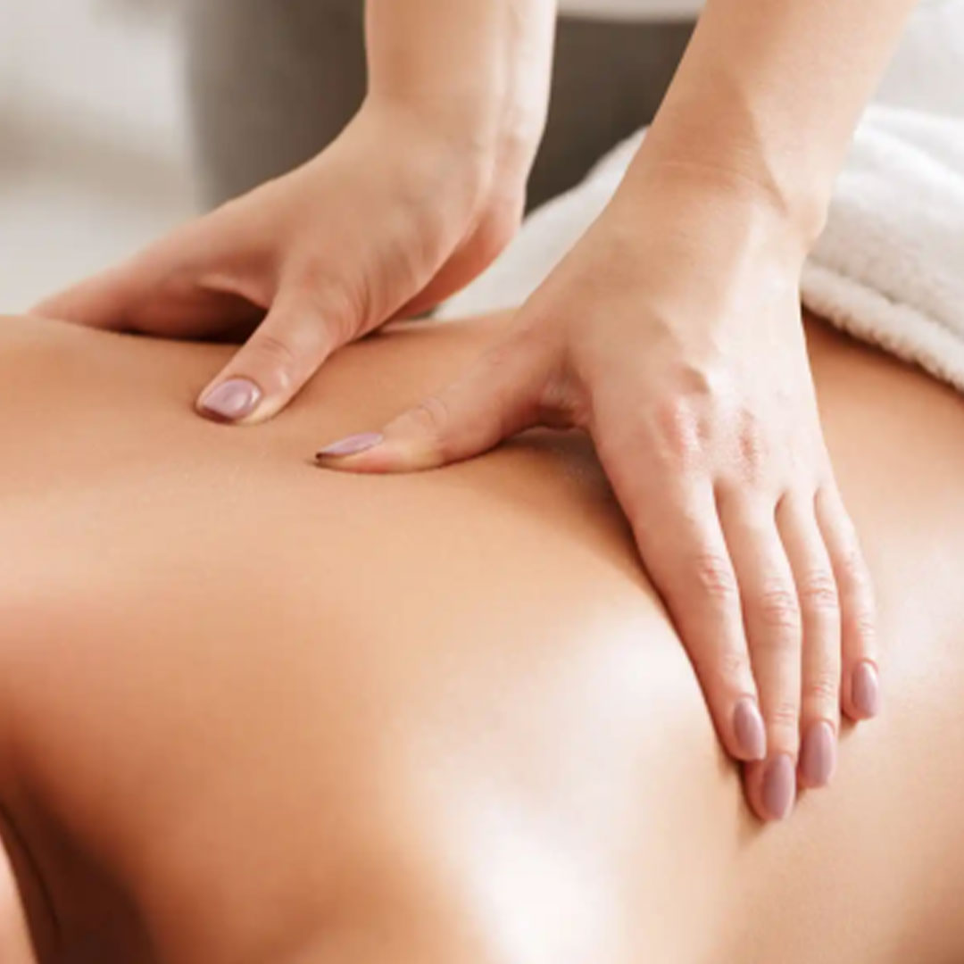 Kvinna får massagebehandling på Jacy’z Spa i Göteborg.