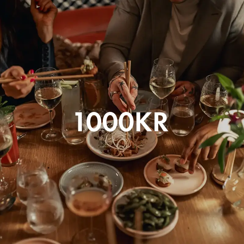 Middagssällskap delar asiatiska smårätter och vin, med texten "1000 KR" över bilden.
