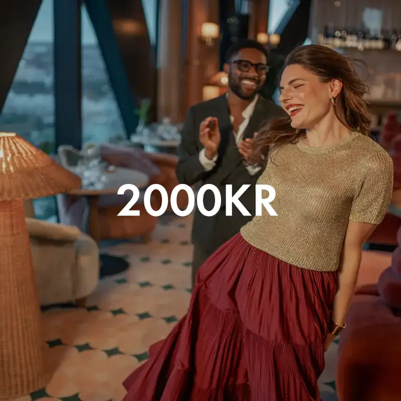 kvinna som ler i glittrig topp dansar i hotellmiljö med texten "2000 KR" över bilden.