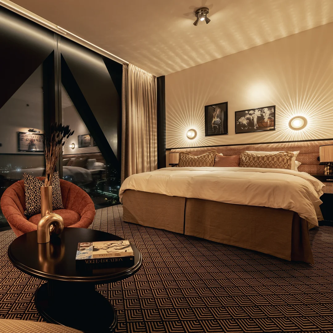 JQ hotellrum på Jacy’z Hotel & Resort i Göteborg med glamorös 60-talsinredning och utsikt från hög höjd.