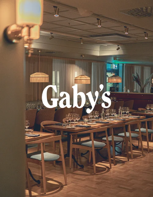 Interiör från lunchrestaurangen Gaby’s på Jacy’z i Göteborg. Vadderade stolar, mysig stämning och moderna lampor med fransar.