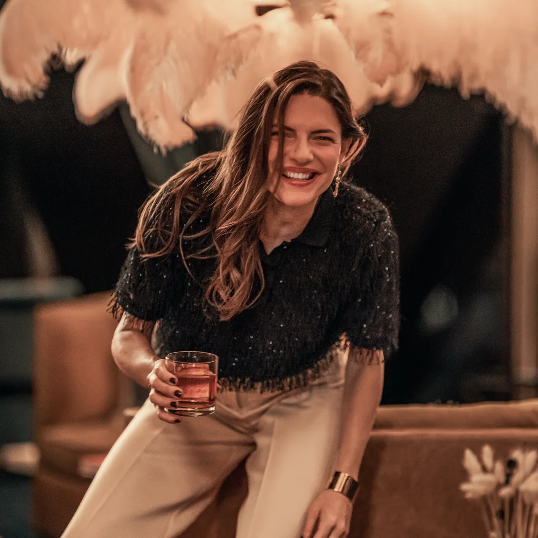 Kvinna med drink i handen på JQ cocktailbar på Jacy’z Hotel & Resort i Göteborg – bar med utsikt.