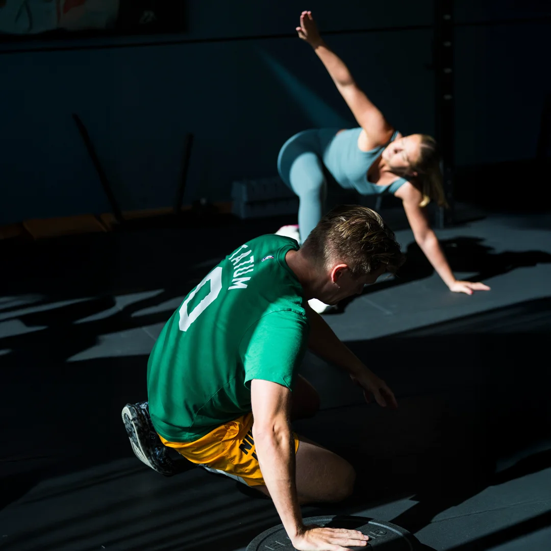 Par som tränar tillsammans i Sports Club på Jacy’z Hotel & Resort i Göteborg – gym och träningspass på hotell för par.
