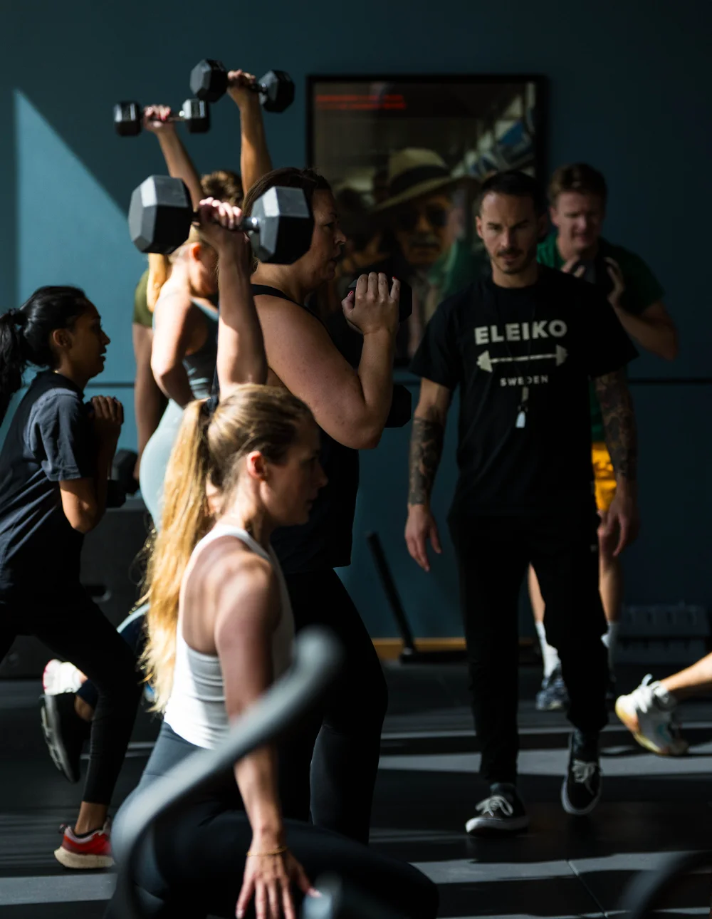 Gruppträningspass i Jacy’z Sports Club i Göteborg – deltagare i rörelse i ett modernt gym.