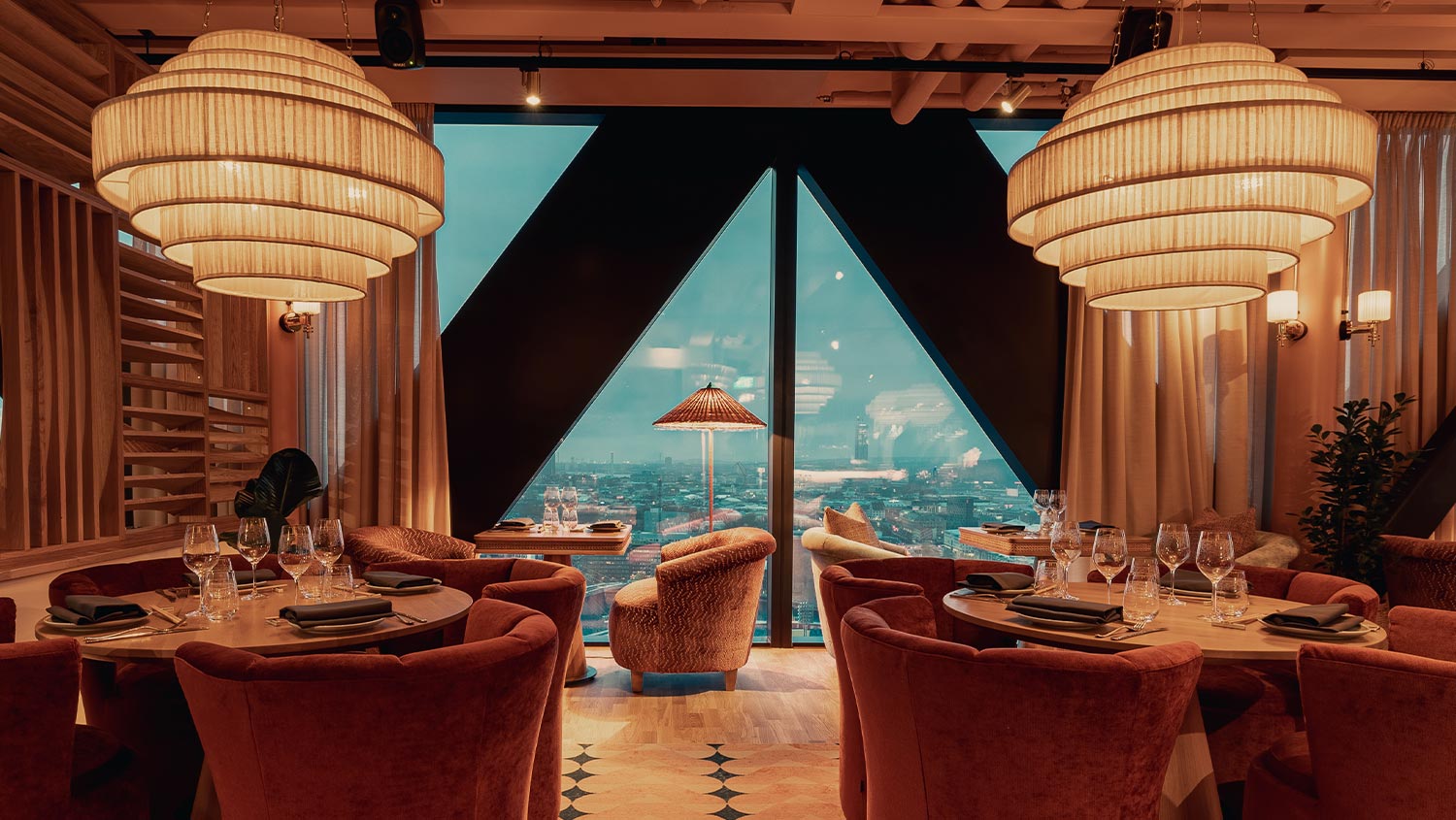 Restaurang Gogogaga på Jacy’z Hotel & Resort i Göteborg med utsikt och elegant inredning