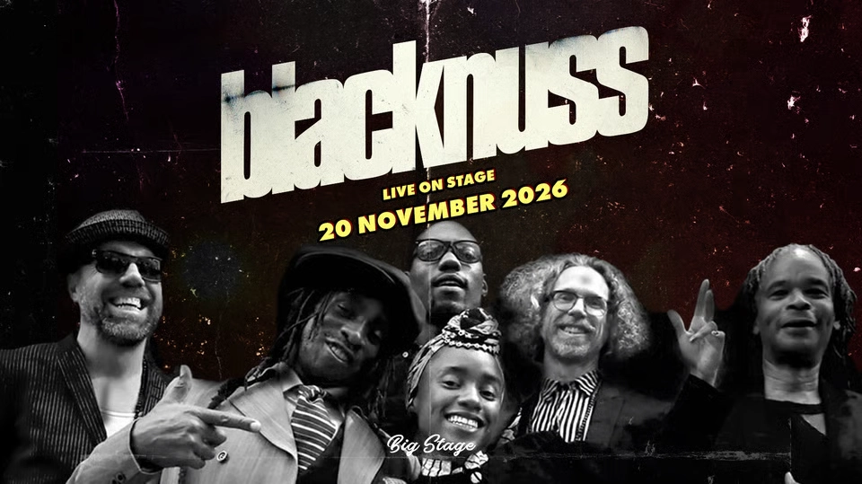 Gruppen Blacknuss står under bokstäver där det står Blacknuss. Svartvit bild.
